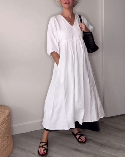 Minka™ | Minimalistische witte jurk met V-hals en korte mouwen
