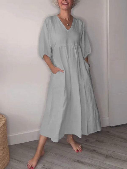 Minka™ | Minimalistische witte jurk met V-hals en korte mouwen